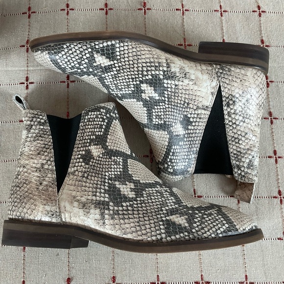 Lucky Brand “Haylia” Chelsea Ankle Boot Snakeskin Embossed Bootie Sz 7 NWOB - Picture 6 of 8